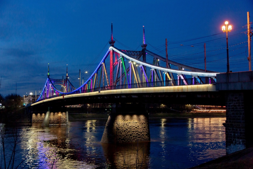 Старый Волжский мост во всем великолепии новой подсветки